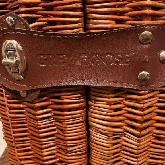 NWT Grey Goose Wicker Wine Bottle and Glass Picnic Carrier Blue Fabric Strap - Picture 3 of 13